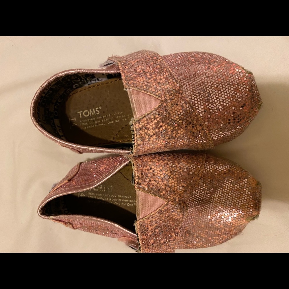 TOMS size 4